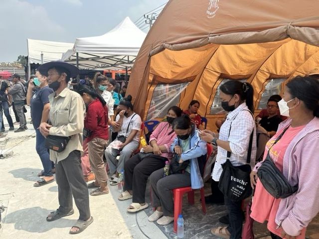 구조 현장 바라보는 실종자 가족들