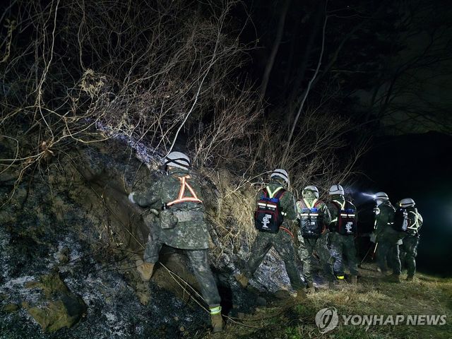 야간 산청 산불 진화에 투입된 육군 39사단 장병들