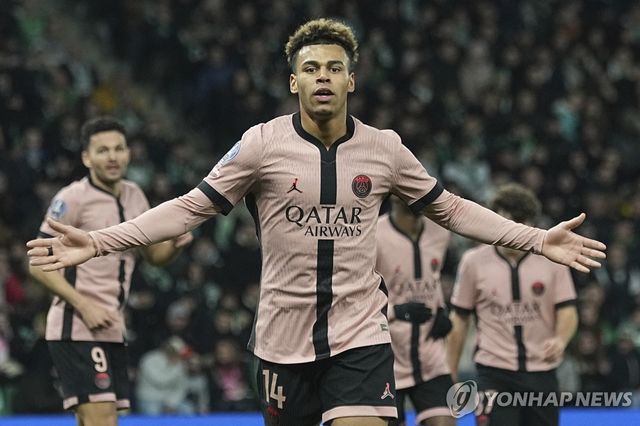 멀티골 넣은 PSG 두에