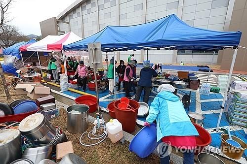 이재민 돕는 자원봉사자들