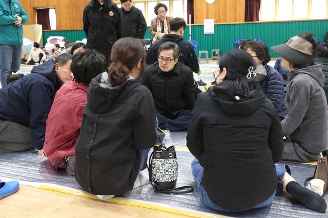 안동 산불피해 이재민 대피소 찾은 김동연 경기도지사