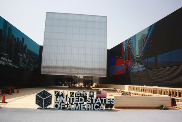 미디어 파사드로 외관을 꾸민 미국관 외부 모습