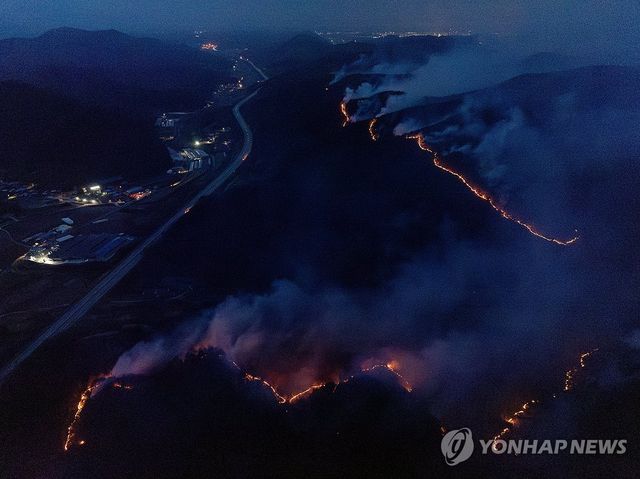 밤이 되면 선명해지는 불길