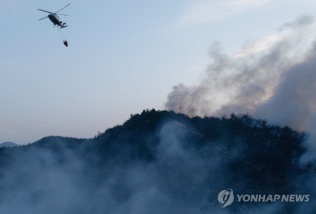 진화 작업 벌이는 헬기