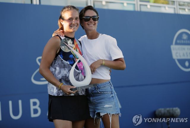 카사트키나(왼쪽)와 자비아코. 