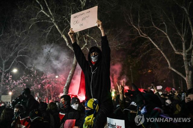 이스탄불에서 야권 대선후보 구금에 항의하는 시위를 벌이는 시민들