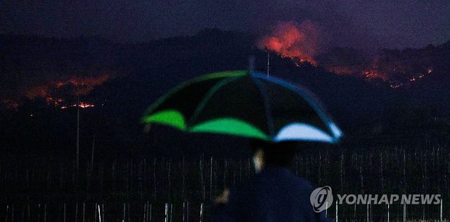 산불 잠재우기에 턱없이 부족한 비