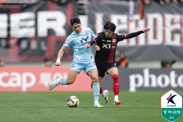 볼 다투는 대구의 박대훈과 서울의 정승원