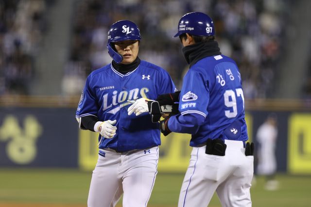 28일 경기에서 안타를 치고 출루한 삼성 류지혁(왼쪽)