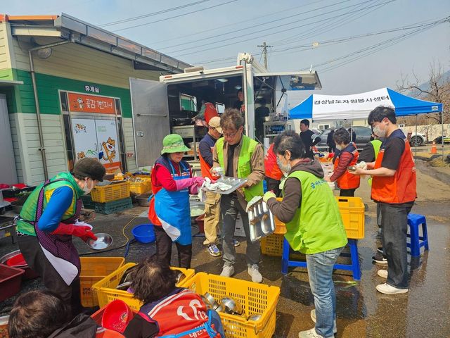 산청에서 식사 봉사활동에 나선 낚시인들 [낚시하는 시민연합 제공]