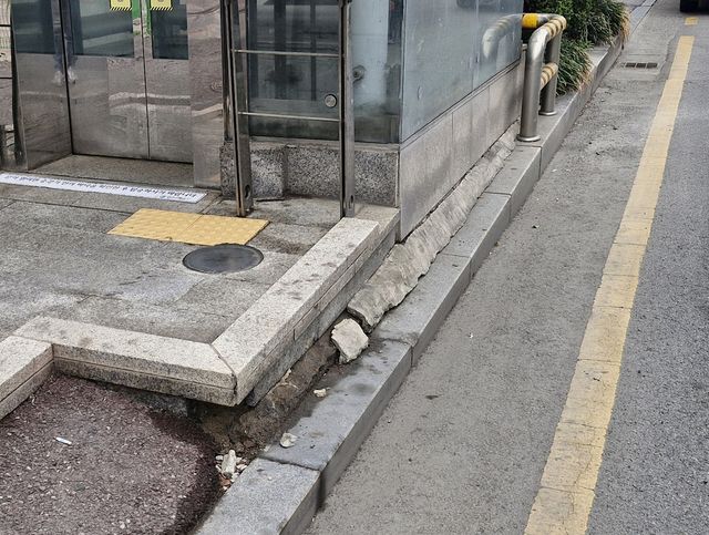 광주 운천역 승강기 주변 지반침하