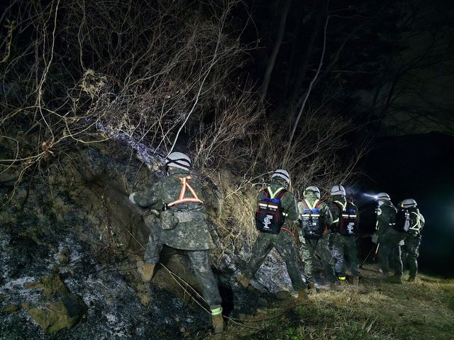 야간 산불 잔화에 투입된 육군 39사단 장병들