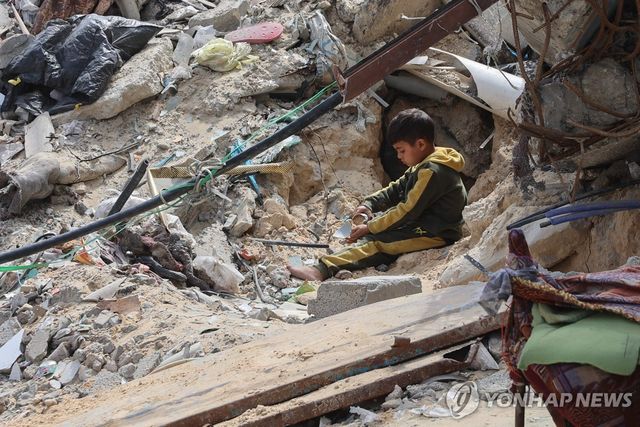 건물 잔해에서 놀고 있는 가자지구 어린이