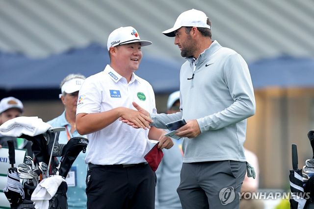 경기 시작 전 인사 나누는 임성재와 스코티 셰플러