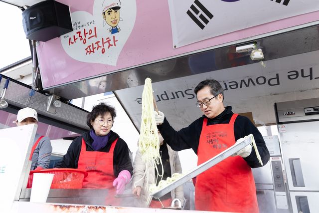 이재민에 배식 봉사하는 김동연 경기도지사 부부