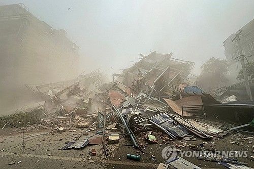 미얀마 만달레이의 무너진 건물