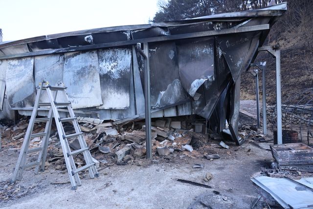 폐허로 변한 김현직씨의 집