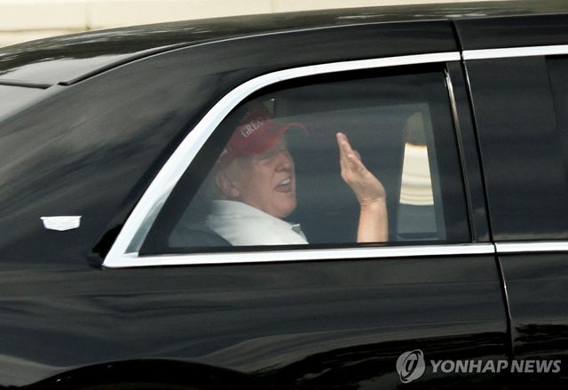 플로리다 골프장 떠나며 지지자에게 손흔드는 트럼프