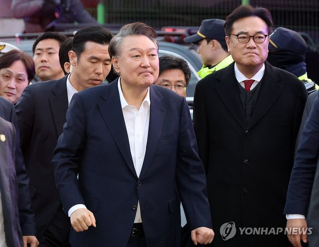 관저 앞 지지자들에게 인사하는 윤석열 대통령