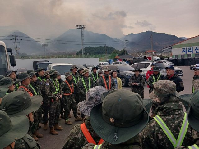 산불 잔화 투입 전 교육받는 육군 장병들