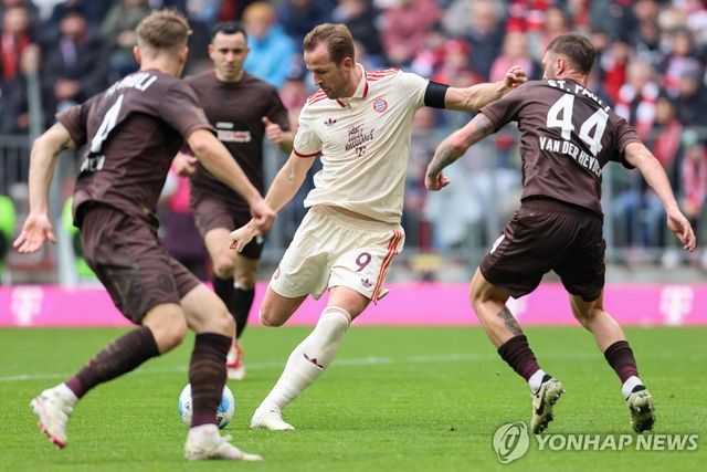 해리 케인(9번)의 슛