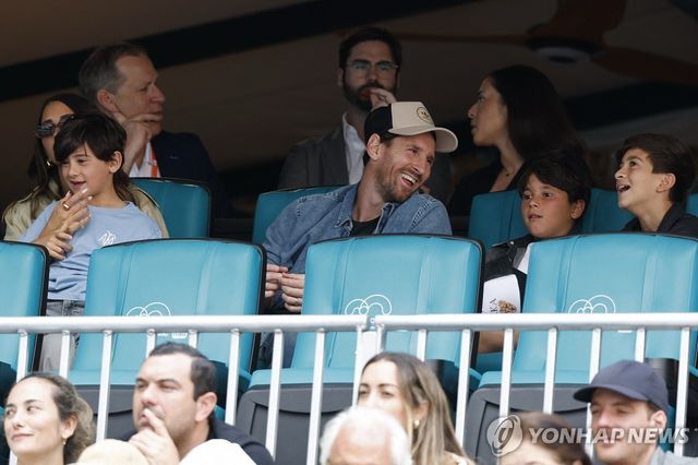 테니스 경기장을 찾은 메시.(가운데 모자 쓴 사람)