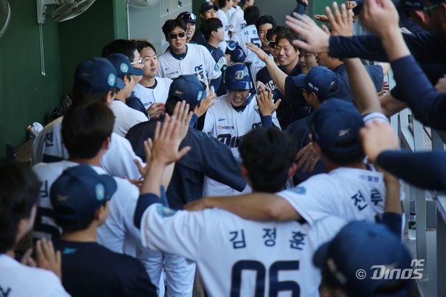 홈런 치고 축하받는 NC 천재환