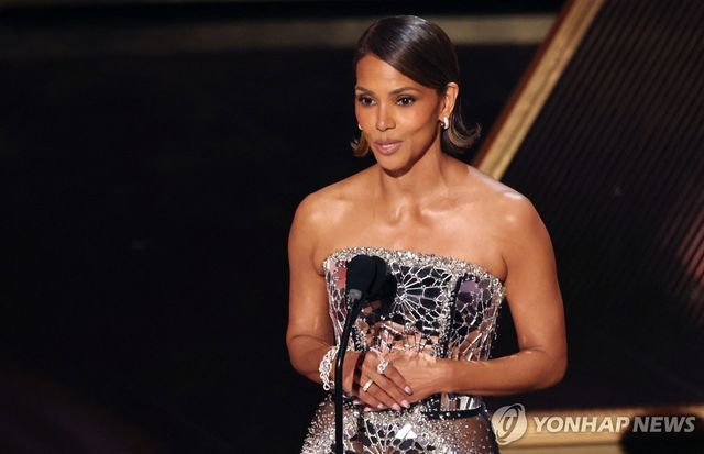 오스카상 시상식에 참석한 핼리 베리. [로이터=연합뉴스]