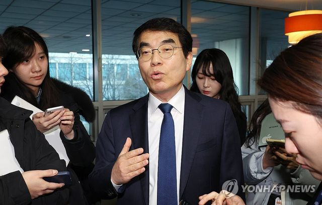 취재진 질문에 답변하는 양기대 전 의원