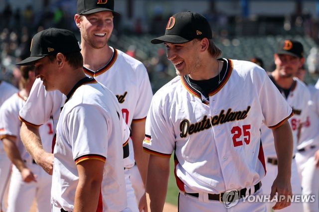 WBC 예선 라운드 첫 경기에서 승리하고 웃는 제이든 애거시(25번)