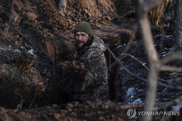 도네츠크 전선에서 참호를 구축하는 우크라이나군 병사