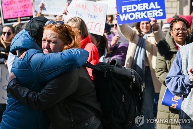 해고 반대 시위를 하고 있는 국제개발처(USAID) 직원들 
