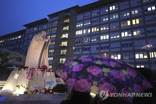 교황이 입원 중인 로마 제멜리 병원