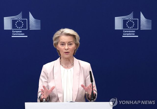 EU 자동차산업 지원 계획 발표하는 집행위원장