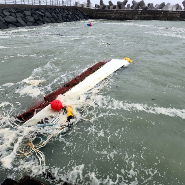 3일 오후 제주시 구좌읍에서 강풍에 전복된 선박