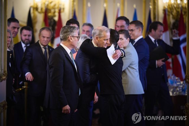 유럽 정상들과 포옹하는 볼로디미르 젤렌스키 우크라이나 대통령