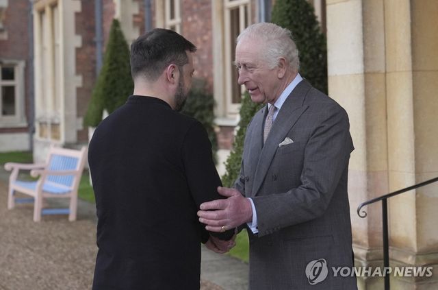볼로디미르 젤렌스키 우크라이나 대통령을 만난 찰스 3세 영국 국왕. [AP=연합뉴스]
