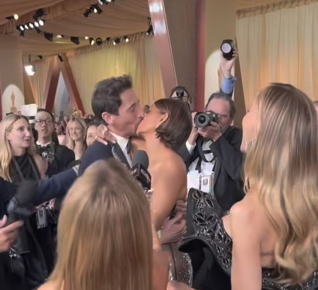 에이드리언 브로디에게 '보복 키스'하는 핼리 베리. [오스카상 공식 인스타그램 캡쳐. 재판매 및 DB 금지]