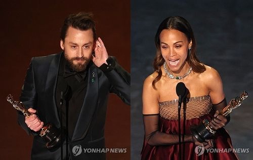 제97회 미국 아카데미 시상식 남·녀조연상 받은 키런 컬킨과 조이 살다나