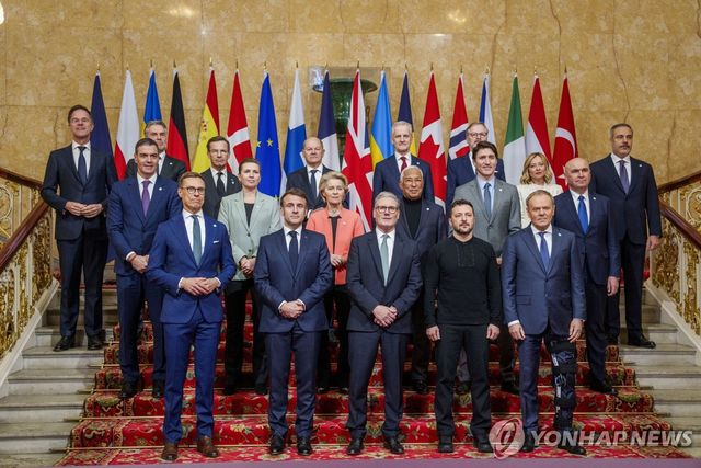 런던 비공식 정상회의에 참석한 나토 사무총장(마지막줄 왼쪽 첫번째)