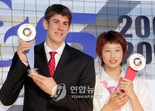 2005-06 V리그 때 숀 루니와 MVP로 뽑힌 김연경(오른쪽) 