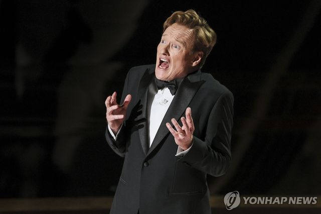 오스카 시상식 진행하는 코넌 오브라이언