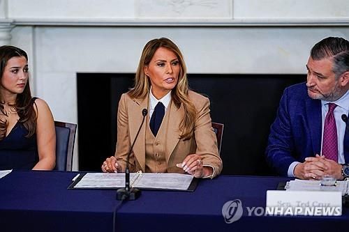 좌담회 참석한 멜라니아 트럼프 여사