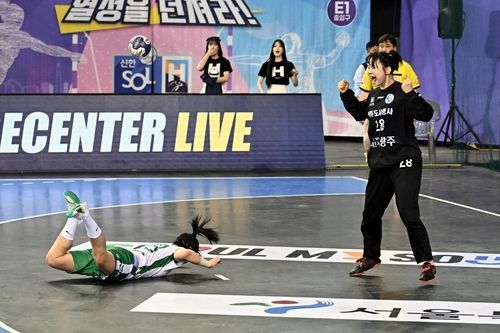 우빛나(왼쪽)의 7ｍ 스로를 막아내고 기뻐하는 광주도시공사 이민지. 