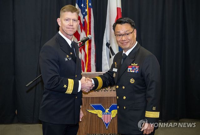 악수하는 마이클 워시 단장-이남규 본부장