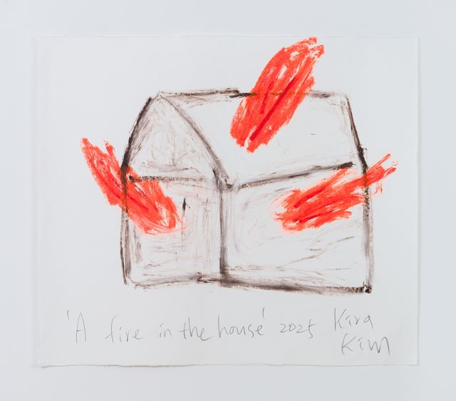 김기라, A fire in the house, 한지에 연필, 오일 바, 파스텔, 87.5x75.5cm[본화랑·웅갤러리 제공. 재판매 및 DB 금지]