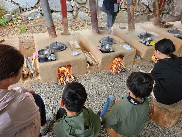 가마솥 밥 짓기체험하는 산골 유학생들
