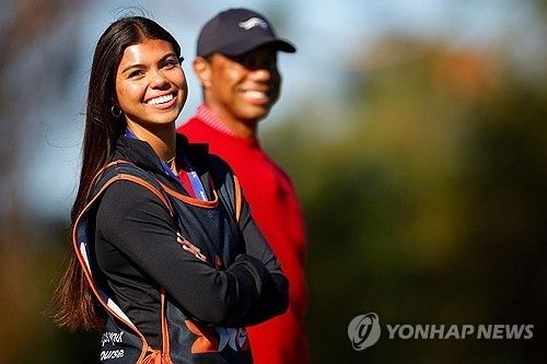 작년 12월 아버지 캐디로 나선 샘 우즈.