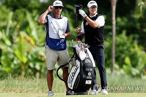 캐디와 코스 공략을 논의하는 김성현.