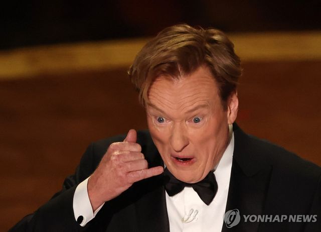 코넌 오브라이언이 2일(현지시간) 오스카상 시상식 사회를 보며 익살스런 표정을 짓고 있다. [로이터=연합뉴스]